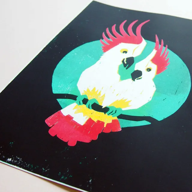 slanted-art-prints-cockatoos-black-a4-holzschnitt-kunstdruck image 1