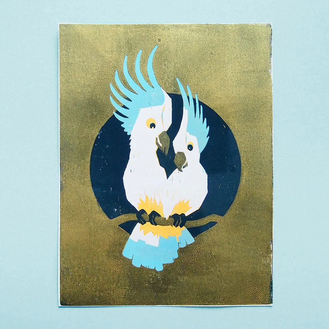 slanted-art-prints-cockatoos-gold-a4-holzschnitt-kunstdruck image 2