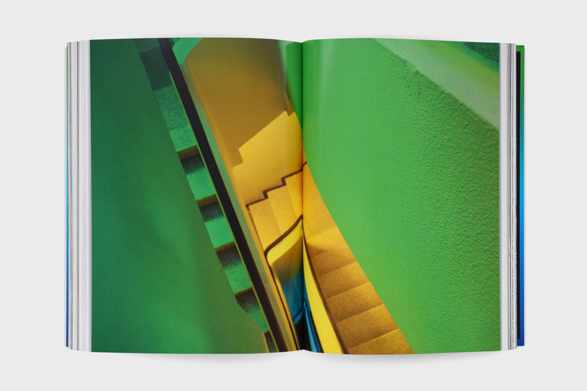 slanted-books-think-in-colour-buch-farbe image 2
