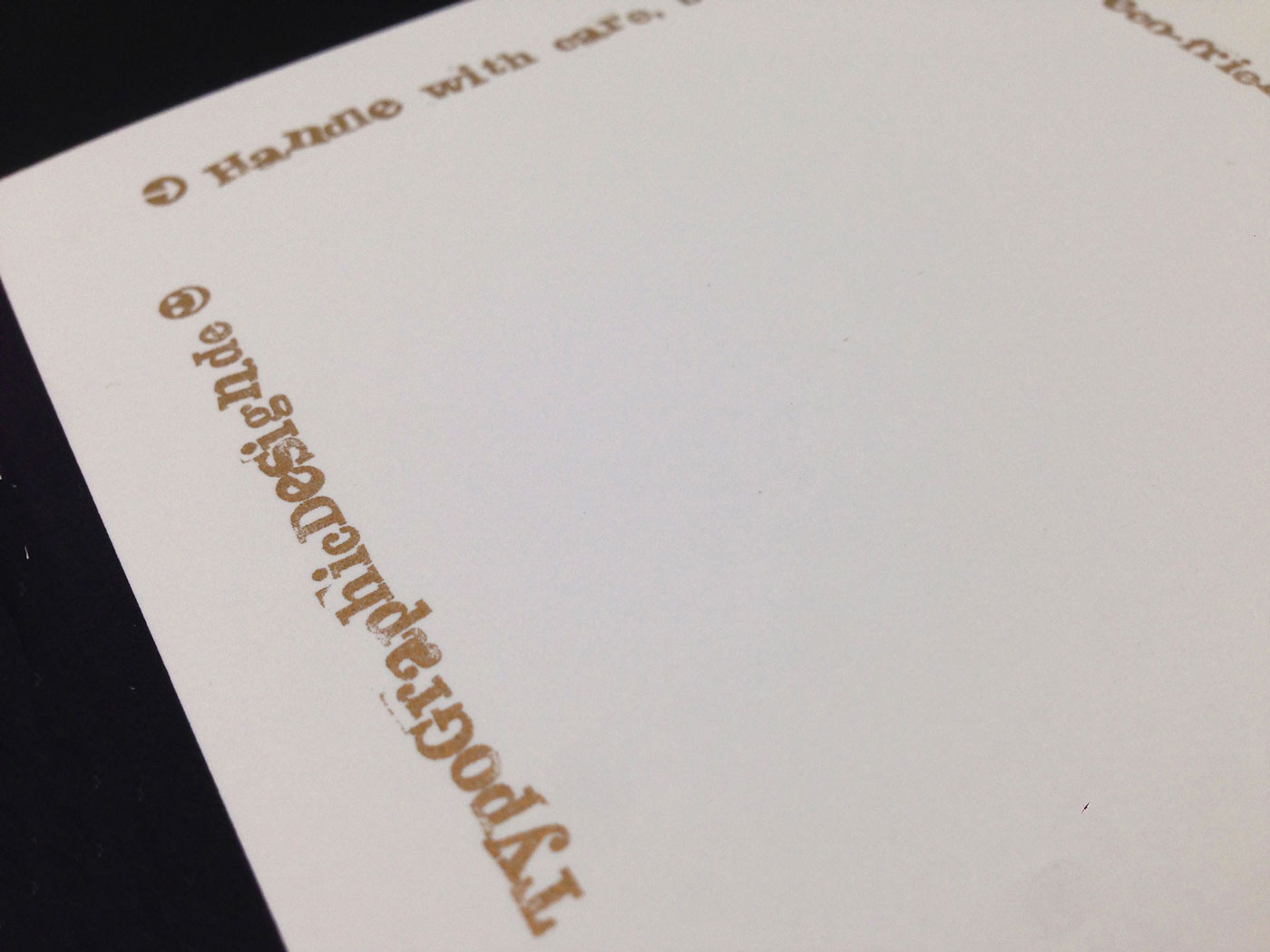 slanted-golden-poo-postkarte-risodruck-neon-heart image 2
