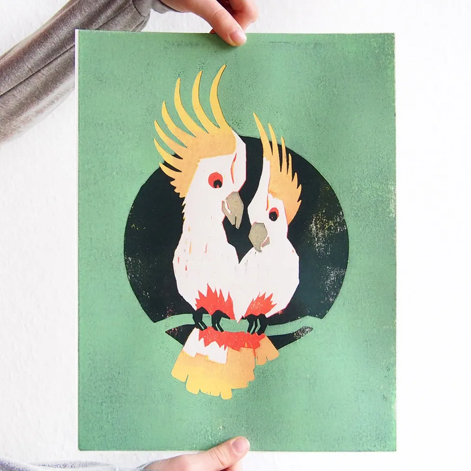 slanted-cockatoos-green-a4-kunstdruck-holzschnitt image 1