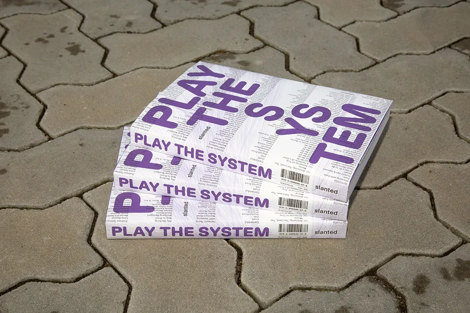 slanted-books-play-the-system-buch-grafikdesign image 1