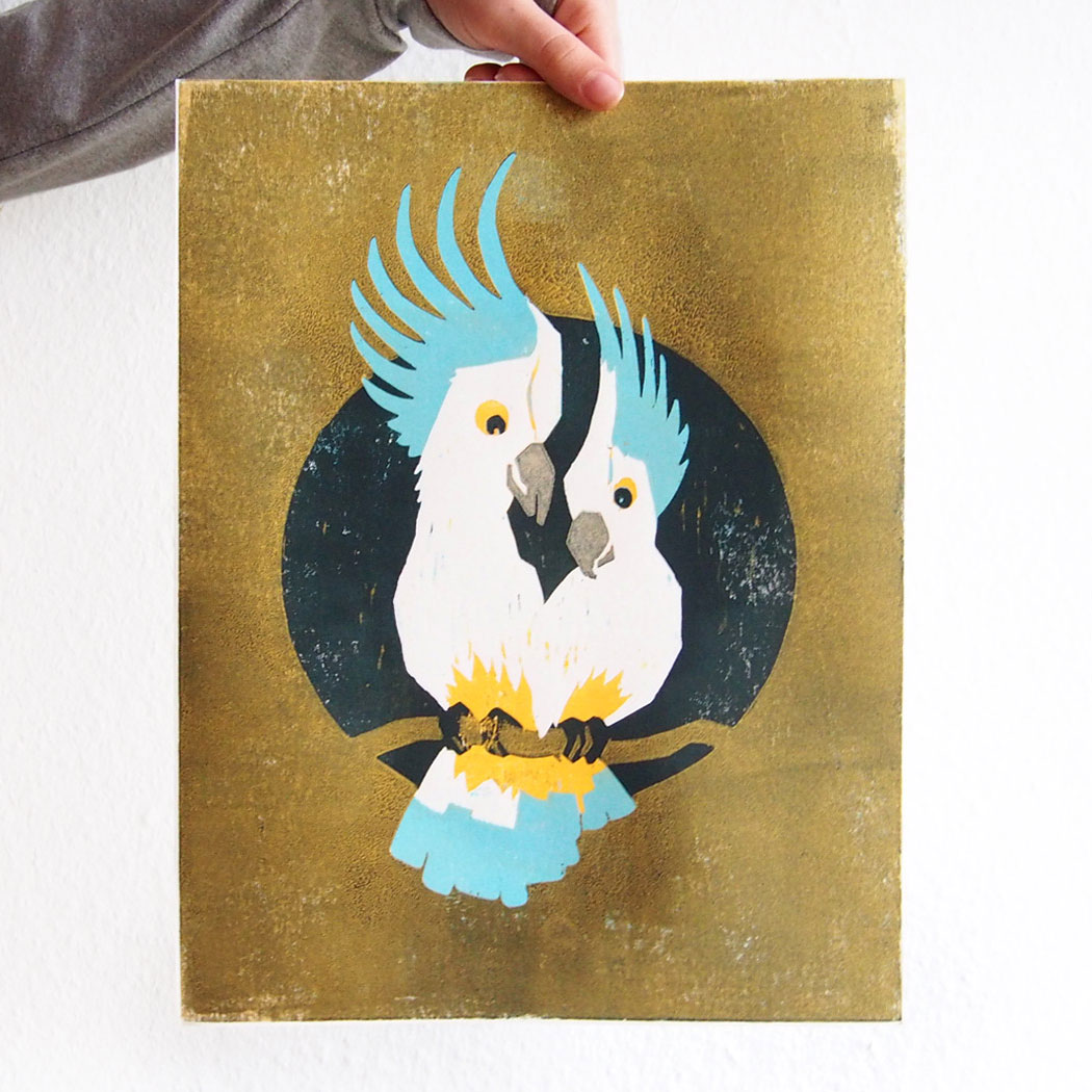 slanted-art-prints-cockatoos-gold-a4-holzschnitt-kunstdruck image 4
