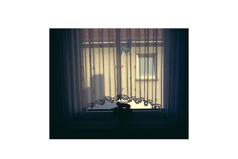 slanted-books-claudia-reinhardt-witwen-widows-fotobuch-frauenportr-ts image 1
