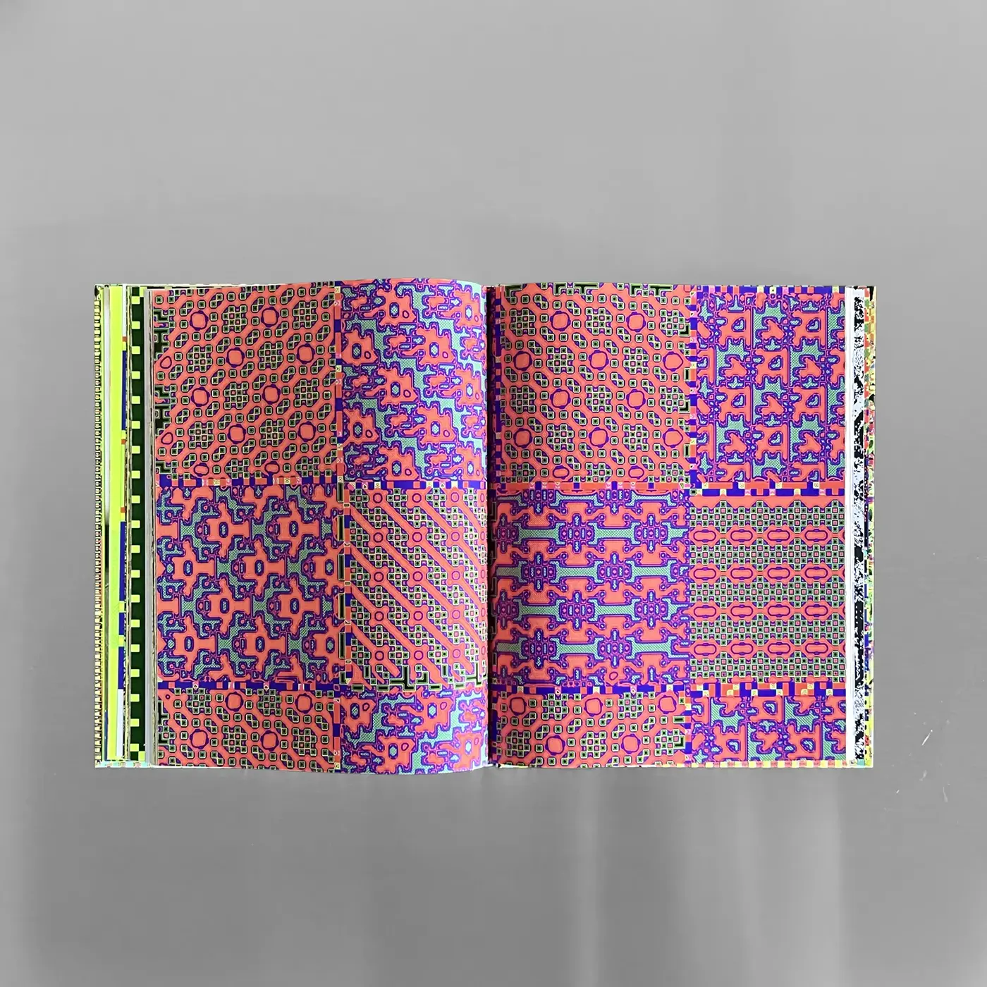 slanted-pixel-rugs-buch-teppich-design image 3