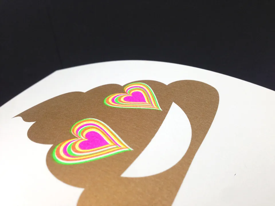 slanted-golden-poo-postkarte-risodruck-neon-heart image 1